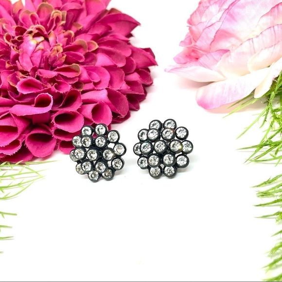 VINTAGE⚜️Clustered Crystal Black Clip Earrings - Picture 3 of 7